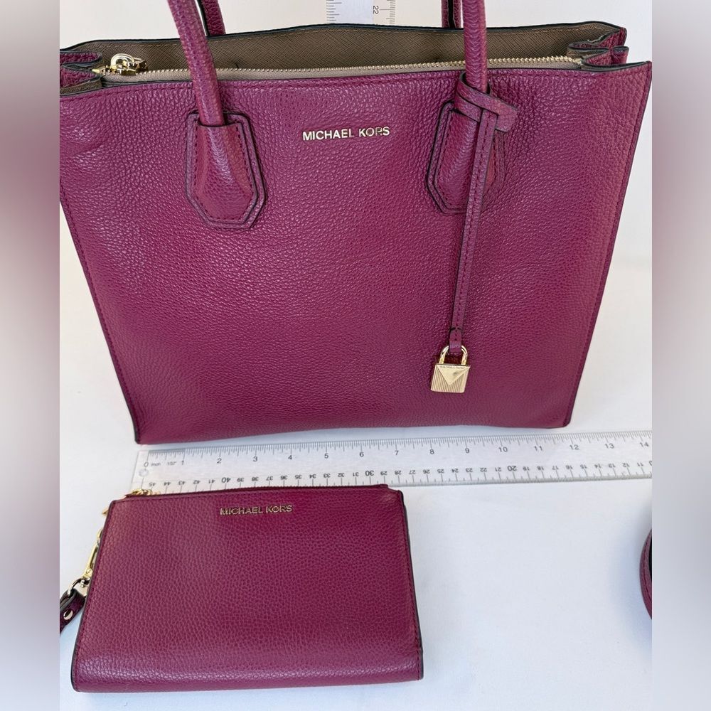 Michael Kors Mercer large pebbled leather tote bag in burgundy Wallet Set - Picture 2 of 16